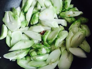 8、豆瓣酱炒儿菜,翻炒片刻