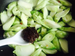 9、豆瓣酱炒儿菜,加入1勺豆瓣酱