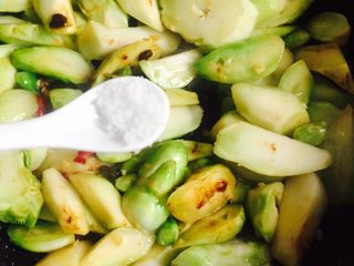 10、豆瓣酱炒儿菜,1小茶匙盐翻炒均匀