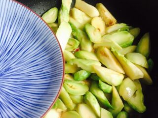 11、豆瓣酱炒儿菜,加入少许热水