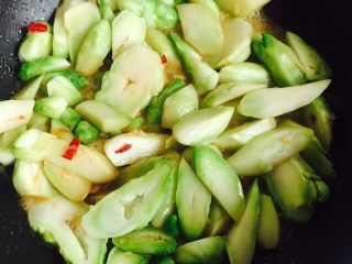 12、豆瓣酱炒儿菜,翻炒至断生即可