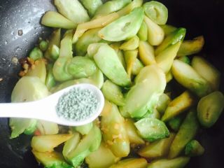 13、豆瓣酱炒儿菜,加入1小茶匙蔬之粉翻炒均匀即可关火