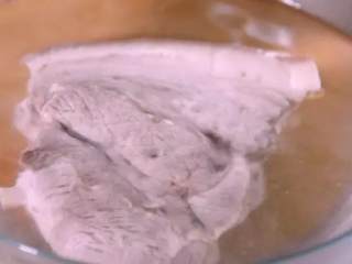 4、去四川必点名菜——蒜泥白肉,过凉水