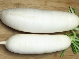1、泡椒白萝卜,准备两根胖胖的白萝卜