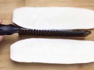 2、泡椒白萝卜,中间切开