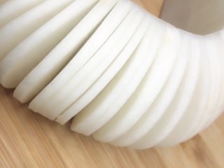 4、泡椒白萝卜,切成这样的薄片