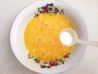 2、鸡蛋炒年糕,鸡蛋打入大碗里，加入精盐调匀