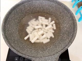 4、鸡蛋炒年糕,锅里的水烧开后加入年糕煮3分钟