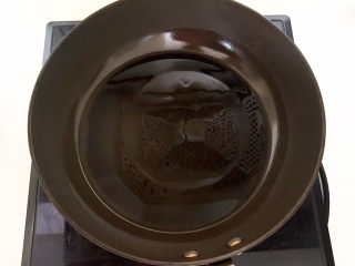 9、鸡蛋炒年糕,炒锅烧热后加入1小勺大豆色拉油润锅