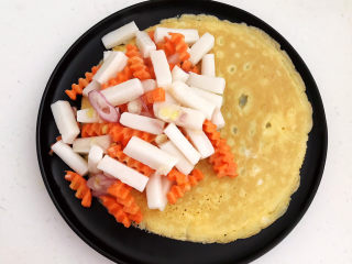 18、鸡蛋炒年糕,把炒好的年糕倒在鸡蛋饼上面