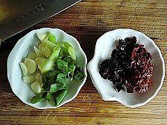 3、水煮肉片,葱姜，蒜瓣切碎，豆瓣酱和火锅底料准备好