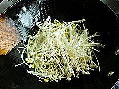 5、水煮肉片,再加入金针菇继续翻炒至熟关火