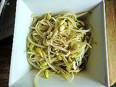 6、水煮肉片,把食材盛入碗中备用