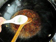 11、水煮肉片,加入适量的高汤或者清水，加少许糖