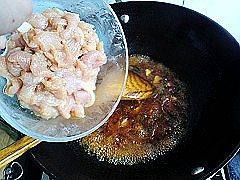 12、水煮肉片,煮出香味，再倒入肉片