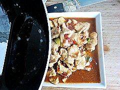 15、水煮肉片,煮好的肉片盛入黄豆芽碗中，在浇入炸好的麻辣油即好