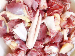 1、魔芋烧鸭,鸭子冲洗干净沥干水份备用