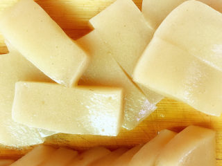 2、魔芋烧鸭,魔芋切成块