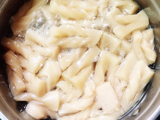 3、魔芋烧鸭,放入开水锅中焯水2分钟，捞出沥干水份备用。