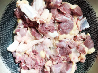 7、魔芋烧鸭,放入鸭子