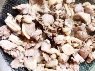 8、魔芋烧鸭,煸干水份