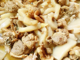 18、魔芋烧鸭,拌匀，锅中加少许盐和白胡椒粉煮5-8分钟