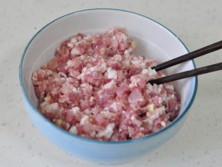 2、终极四川担担面,猪肉加入蒜、姜一起剁碎