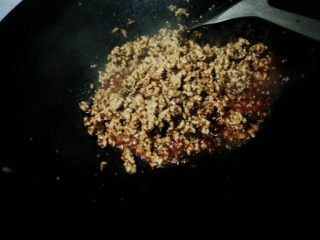 3、终极四川担担面,锅内烧热油，放入香料炸出香味，将剁好的肉丁下锅翻炒，水分差不多没了之后放入生抽、老抽继续翻炒