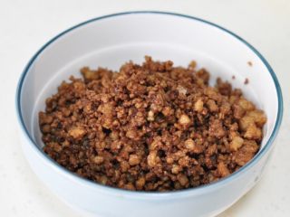 4、终极四川担担面,炒完后出锅装盘，为担担面的肉臊子