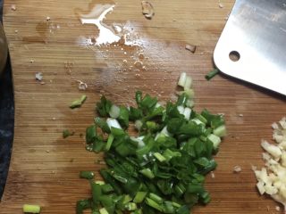 6、终极四川担担面,香葱和蒜切碎，花生碾碎备好