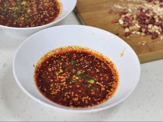 7、终极四川担担面,碗里放生抽、红油、芝麻、醋、花椒粉、葱等搅拌成酱料.