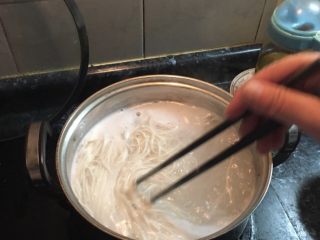 8、终极四川担担面,锅中水煮沸之后，放入面条煮5分钟左右.同时放入青菜煮3分钟即可