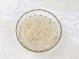 9、终极四川担担面,煮熟后用冷水过一遍.