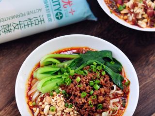10、终极四川担担面,最后依次碗中铺上面条，撒上肉臊子，放入青菜，淋上酱汁，就完成了香香的担担面.