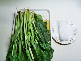 1、凉拌菠菜粉丝,菠菜和粉丝