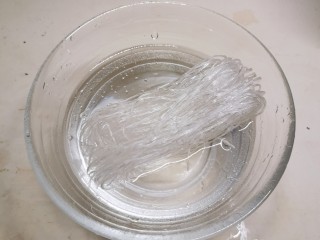 2、凉拌菠菜粉丝,粉丝用清水浸泡10分钟