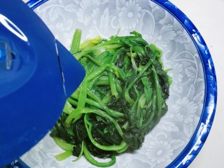 6、凉拌菠菜粉丝,捞出过凉水