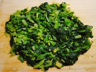 7、凉拌菠菜粉丝,控干水分切小段