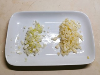 8、凉拌菠菜粉丝,葱蒜切碎