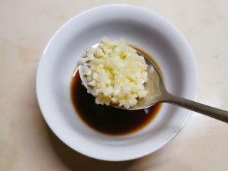 9、凉拌菠菜粉丝,取一小碗 放入生抽 醋 放入蒜末