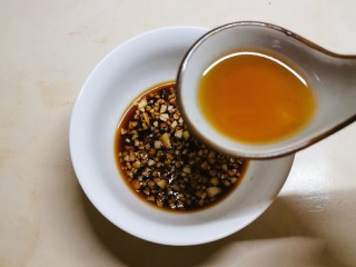 10、凉拌菠菜粉丝,倒入一汤匙芝麻油 拌匀