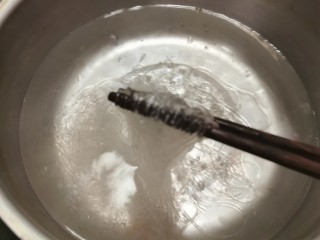 11、凉拌菠菜粉丝,用开水煮一下泡好的粉丝 达到自己喜欢的的口感 捞出备用