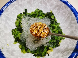 12、凉拌菠菜粉丝,煮好的粉丝和菠菜一同放入大碗里 放入调好的料汁