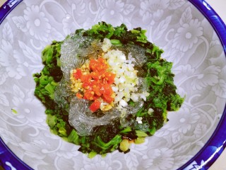 13、凉拌菠菜粉丝,上面放入葱碎 剁椒