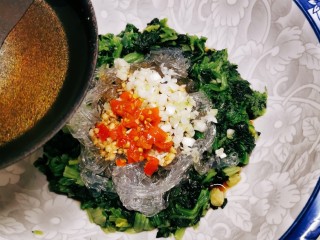 14、凉拌菠菜粉丝,花生油加热 在剁椒上面浇一汤匙的热油 