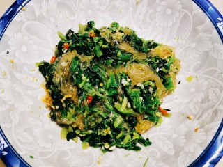 15、凉拌菠菜粉丝,粉丝菠菜拌匀
