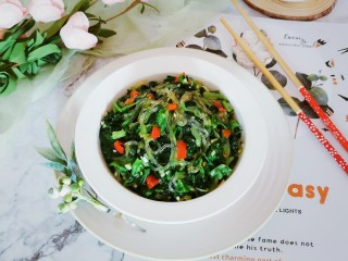16、凉拌菠菜粉丝,装盘食用
