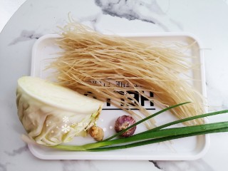1、卷心菜炒粉丝,准备食材。