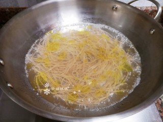 2、卷心菜炒粉丝,烧一锅水，加入适量食用油，再放入粉丝煮2-3分钟捞出备用。