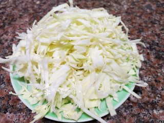 3、卷心菜炒粉丝,将卷心菜洗净后切丝备用。